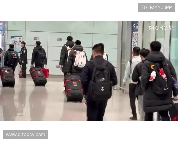 中国男篮凯旋回京原地解散备受 中国男篮凯旋回京原地解散备受